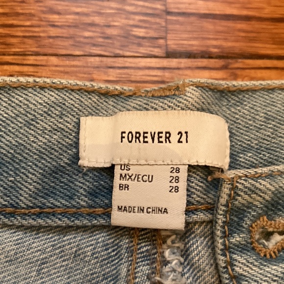 Forever 21 light washed blue ripped jeans - Picture 3 of 8